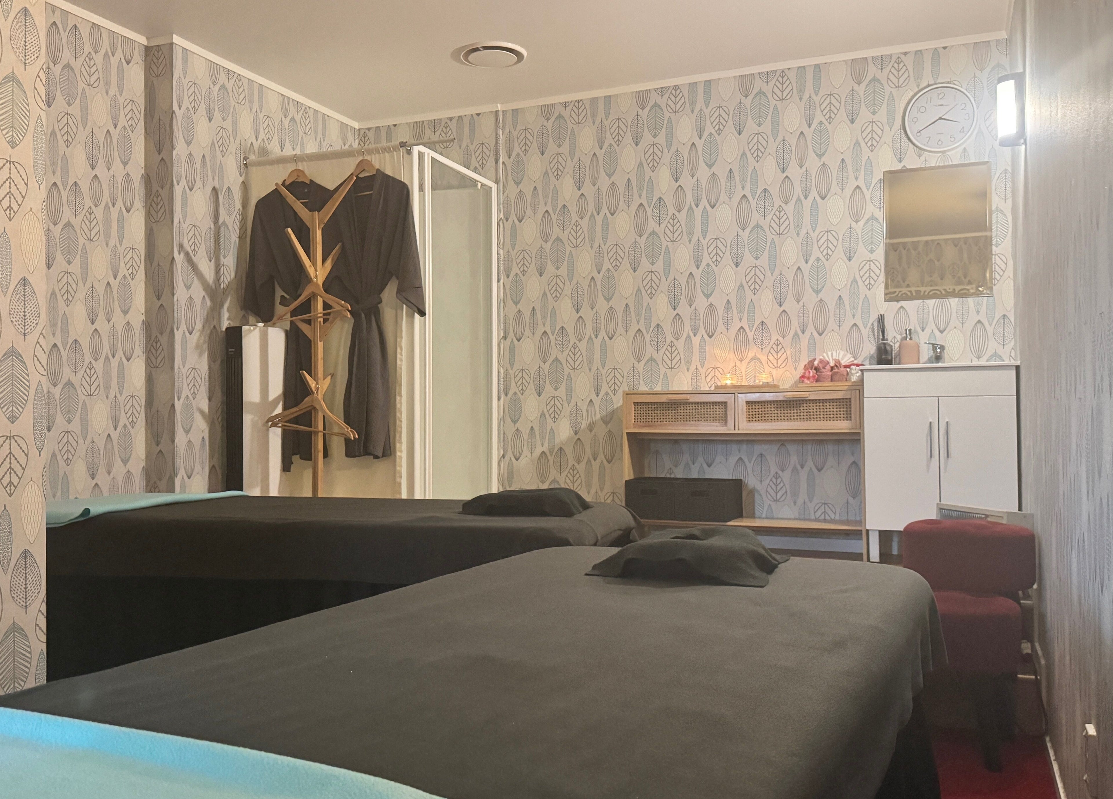 Relaxing massage room at Aroma Massage, Auckland, Auckland, NZ with ambient decor and soothing lighting.