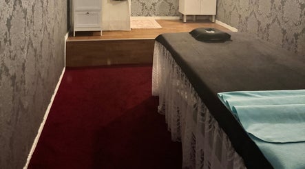 Cozy massage room at Aroma Massage, Auckland, Auckland, NZ, featuring a comfortable massage table.