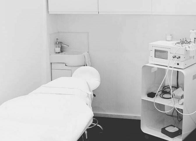 Calm treatment room at Maxx Mira Clinic in Enfield, England, GB with modern equipment ready for use.
