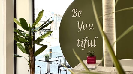 Γωνιά χαλάρωσης στο BeYoutiful, Ιωάννινα, Κεντρο, GR με φυτά και μοντέρνα διακόσμηση.