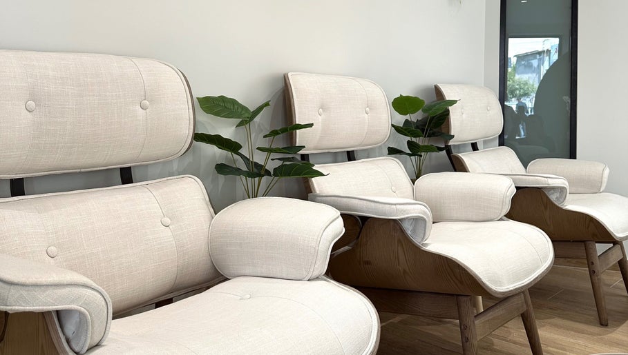 Αναπαυτικά καθίσματα στο BeYoutiful, Ιωάννινα, Κεντρο, GR με φυσική διακόσμηση για ευχάριστη εμπειρία.