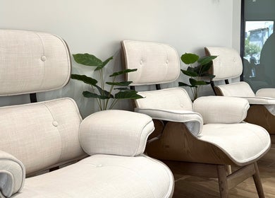 Αναπαυτικά καθίσματα στο BeYoutiful, Ιωάννινα, Κεντρο, GR με φυσική διακόσμηση για ευχάριστη εμπειρία.