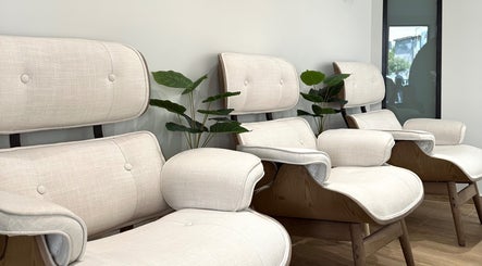 Αναπαυτικά καθίσματα στο BeYoutiful, Ιωάννινα, Κεντρο, GR με φυσική διακόσμηση για ευχάριστη εμπειρία.