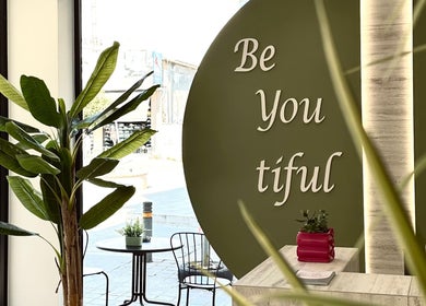 Ηρεμία και φυσική ομορφιά στο BeYoutiful, Ιωάννινα, Κεντρο, GR με μοντέρνα διακόσμηση και πράσινα φυτά.