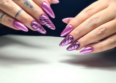 Μανικιούρ μοντέρνας τέχνης στο BeYoutiful στην Ιωάννινα, Κεντρο, GR με σχέδιο τίγρης σε ροζ απόχρωση.