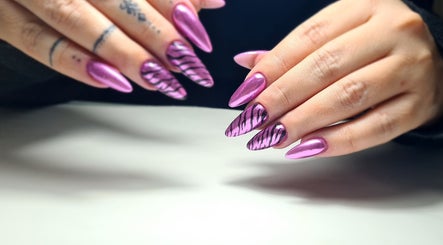 Μανικιούρ μοντέρνας τέχνης στο BeYoutiful στην Ιωάννινα, Κεντρο, GR με σχέδιο τίγρης σε ροζ απόχρωση.