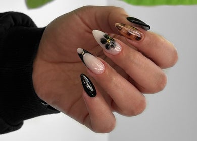 Κομψά νύχια με μαύρο και λευκό σχέδιο στο BeYoutiful, Ιωάννινα, Κεντρο, GR.