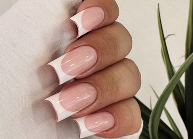 Μανικιούρ στο BeYoutiful, Ιωάννινα, Κεντρο, GR. Καλλιτεχνικά φινιρίσματα γαλλικού στυλ με ροζ-λευκή απόχρωση.