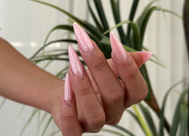 Όμορφα ροζ νύχια από το BeYoutiful, Ιωάννινα, Κεντρο, GR με φόντο πράσινα φυτά.