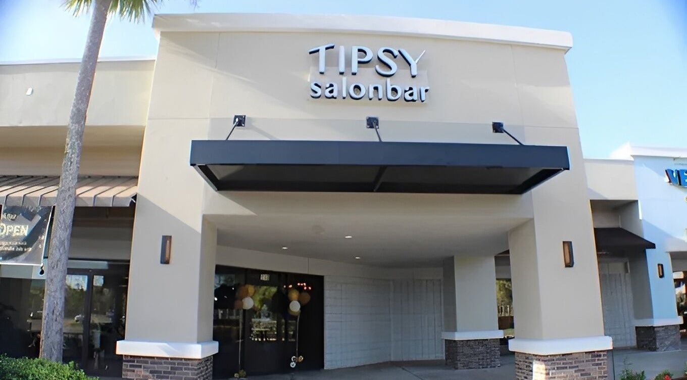 Front view of Tipsy Nail Bar, College Parkway, Fort Myers, Florida, US.