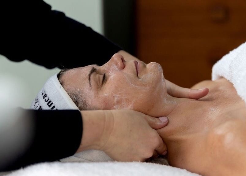 Victoria Cheek Facialist offers revitalizing face massage in Leigh-on-Sea, England, GB for ultimate relaxation.