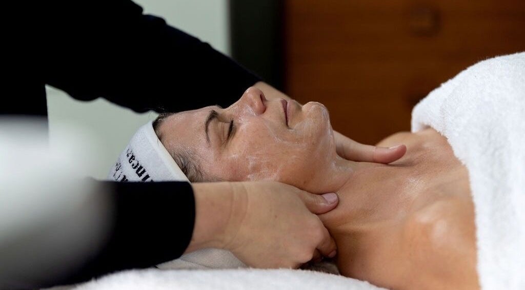 Victoria Cheek Facialist offers revitalizing face massage in Leigh-on-Sea, England, GB for ultimate relaxation.