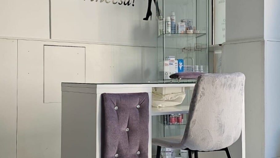 Espaço de atendimento com cadeira roxa em MF Skin D'Lux, Lisboa, Lisboa, PT.