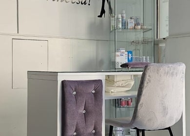 Espaço de atendimento com cadeira roxa em MF Skin D'Lux, Lisboa, Lisboa, PT.