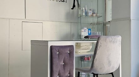 Espaço de atendimento com cadeira roxa em MF Skin D'Lux, Lisboa, Lisboa, PT.