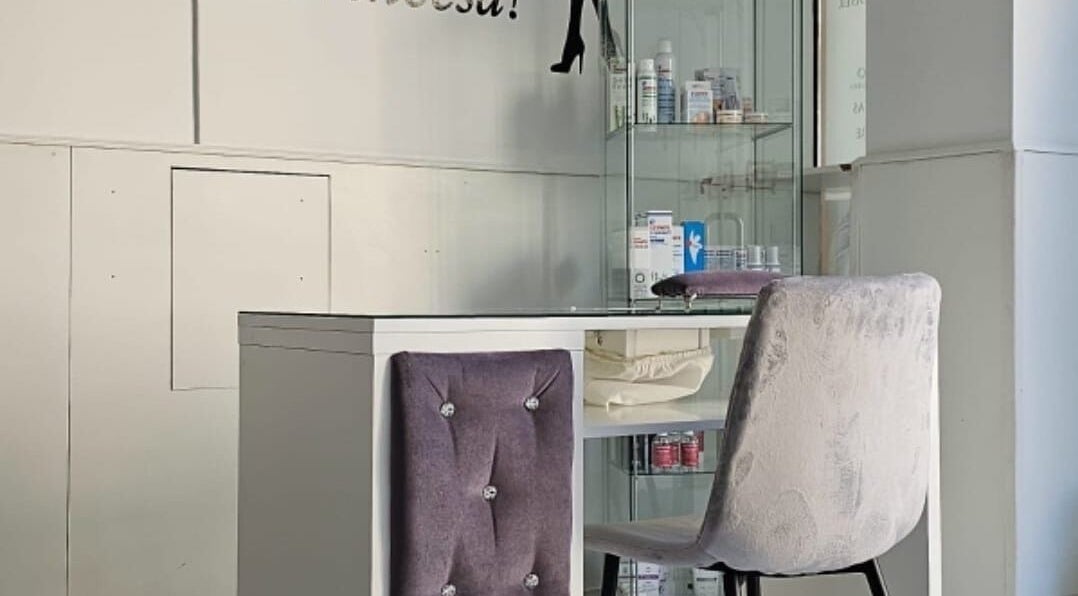 Espaço de atendimento com cadeira roxa em MF Skin D'Lux, Lisboa, Lisboa, PT.