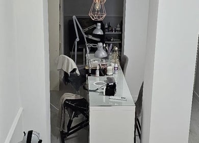 Mesa de tratamento moderna no MF Skin D'Lux, Lisboa, Lisboa, PT, com iluminação estilosa.