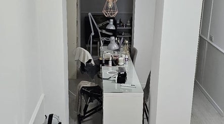 Mesa de tratamento moderna no MF Skin D'Lux, Lisboa, Lisboa, PT, com iluminação estilosa.