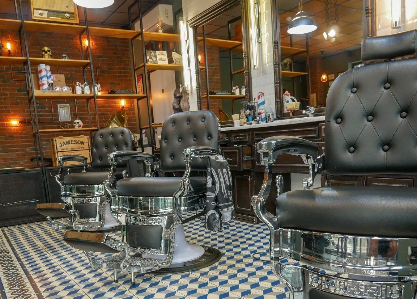 Scaune barbershop la Barber Society, Cluj-Napoca, Județul Cluj, RO