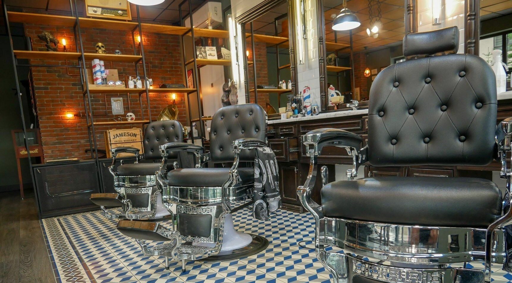 Scaune barbershop la Barber Society, Cluj-Napoca, Județul Cluj, RO