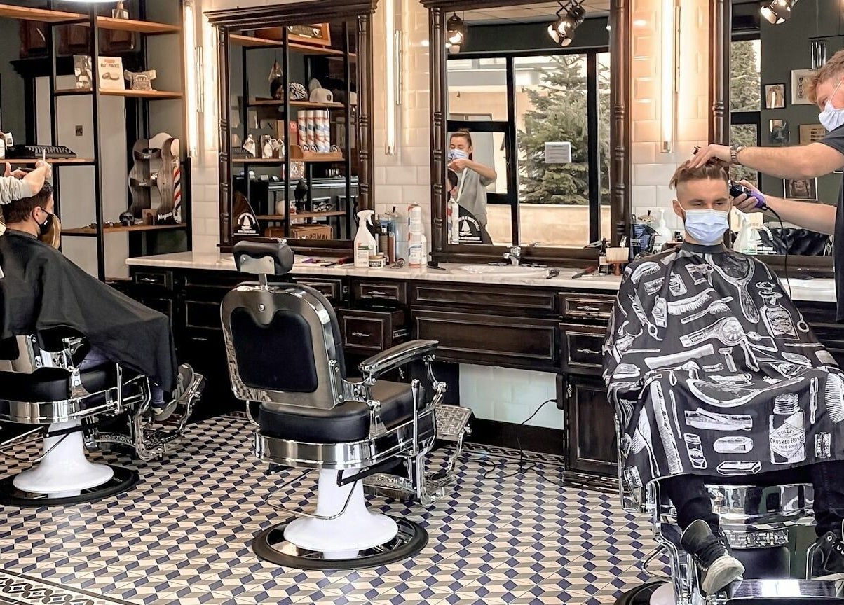 Interior elegant la Barber Society, Cluj-Napoca, Județul Cluj, RO cu servicii profesionale de tuns.