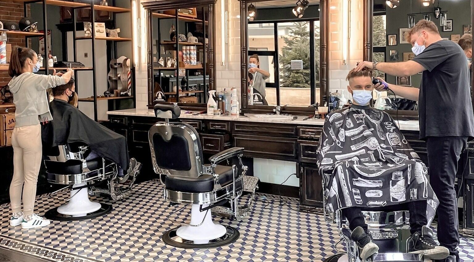 Interior elegant la Barber Society, Cluj-Napoca, Județul Cluj, RO cu servicii profesionale de tuns.