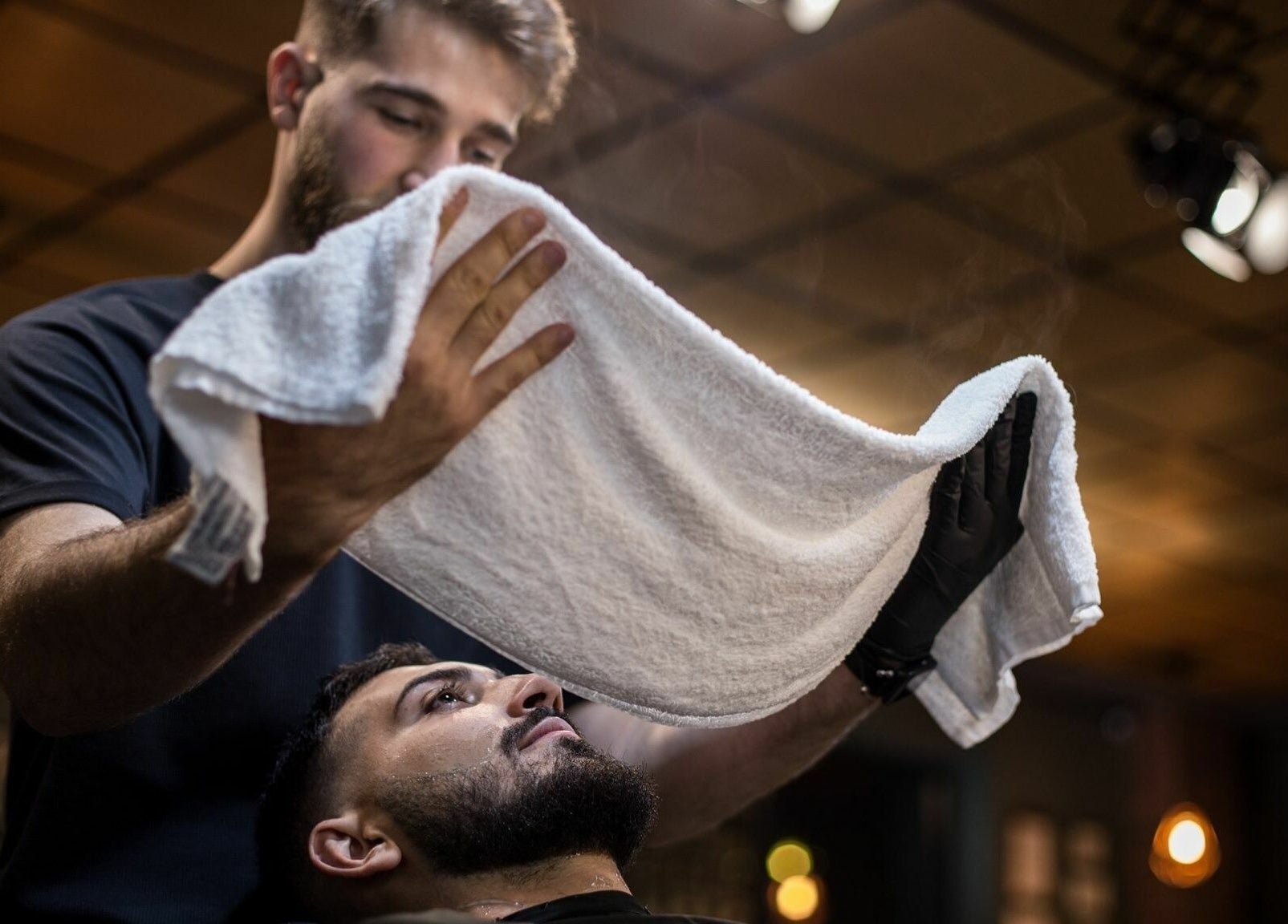 Serviciu de prosop cald la Barber Society, Cluj-Napoca, Județul Cluj, RO. Experiență de relaxare superioară.