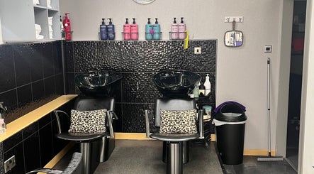 Luxurious wash station at Joanne at Jo Dazzle, Aberdeen, Scotland, GB with sleek black chairs and shampoo bottles.