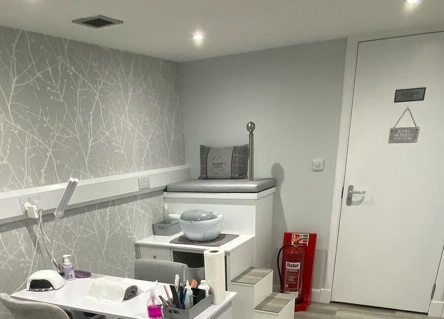 Relaxing therapy room at Sara Campbell Therapies, Inverness, Scotland, GB featuring modern decor and equipment.