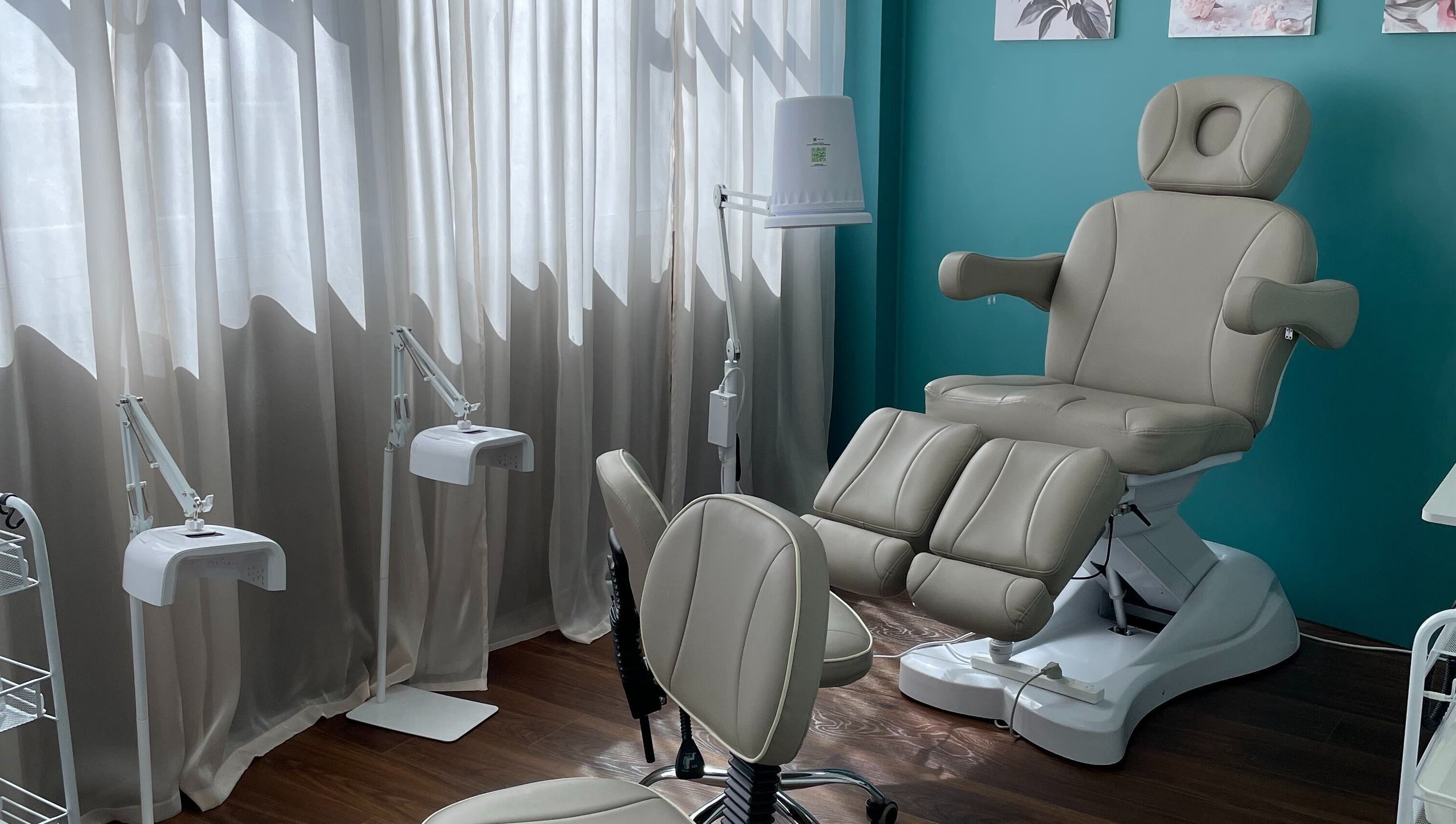 Cozy pedicure station at Smart Nails Studio in Auckland, Auckland, NZ, featuring plush seating and bright lighting.