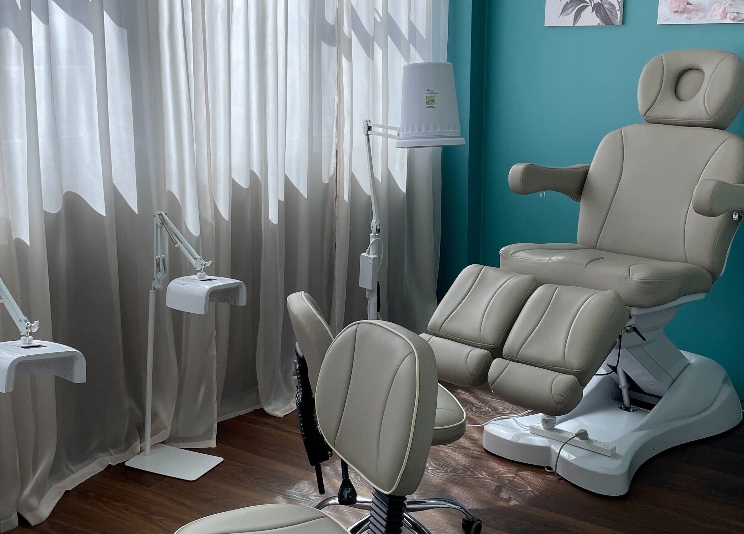 Cozy pedicure station at Smart Nails Studio in Auckland, Auckland, NZ, featuring plush seating and bright lighting.