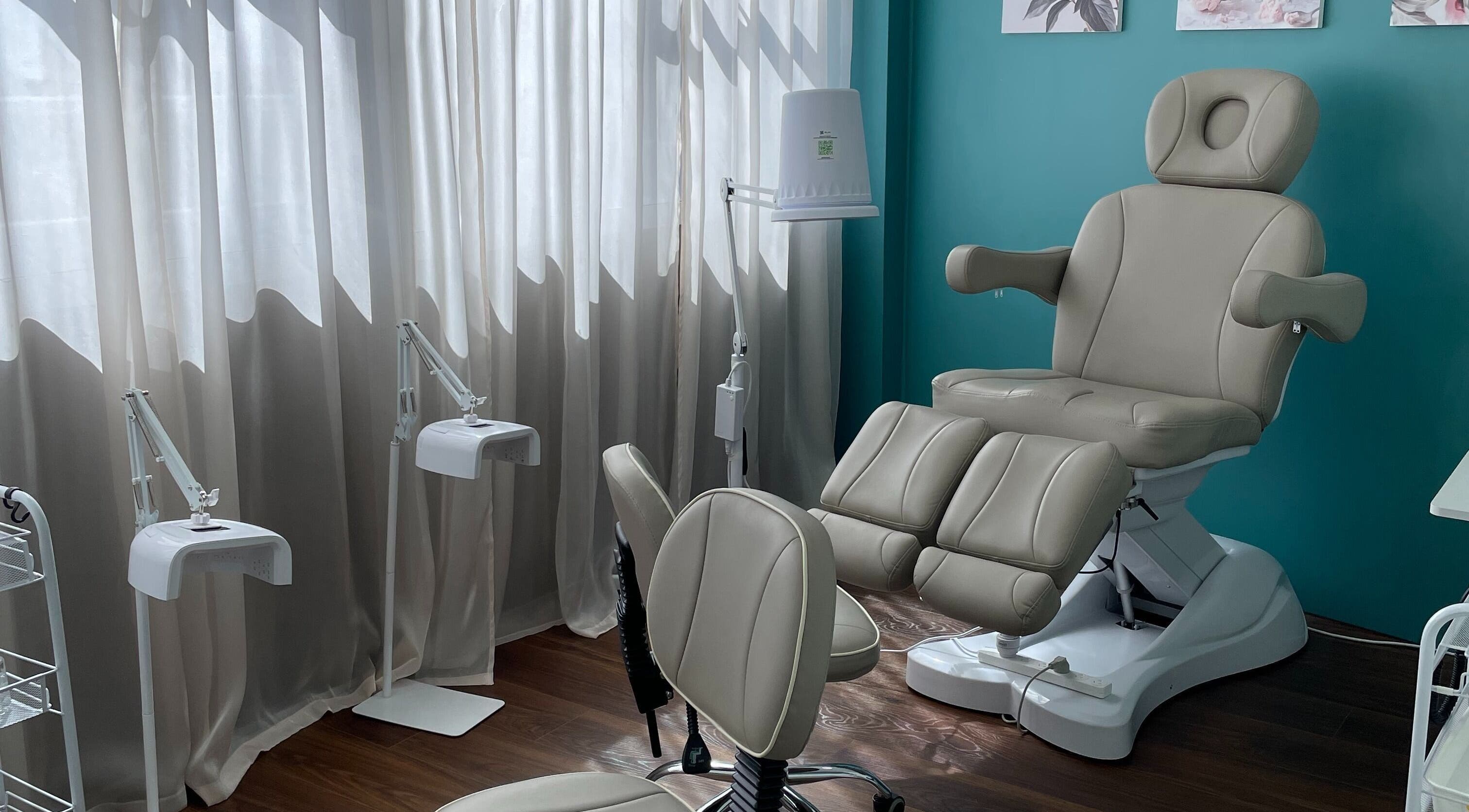 Cozy pedicure station at Smart Nails Studio in Auckland, Auckland, NZ, featuring plush seating and bright lighting.
