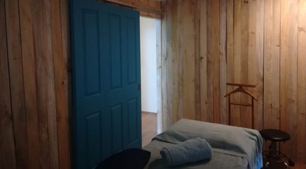 Relaxing room with wooden walls and blue door at Kahe Hands Wierdapark in Centurion, Gauteng, ZA.