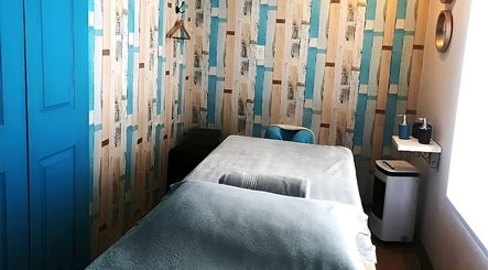 Relaxing massage room at Kahe Hands Wierdapark, Centurion, Gauteng, ZA with soothing blue tones.