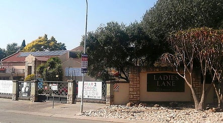 Front view of Kahe Hands Wierdapark in Centurion, Gauteng, ZA, with visible solar panels and landscaped surroundings.