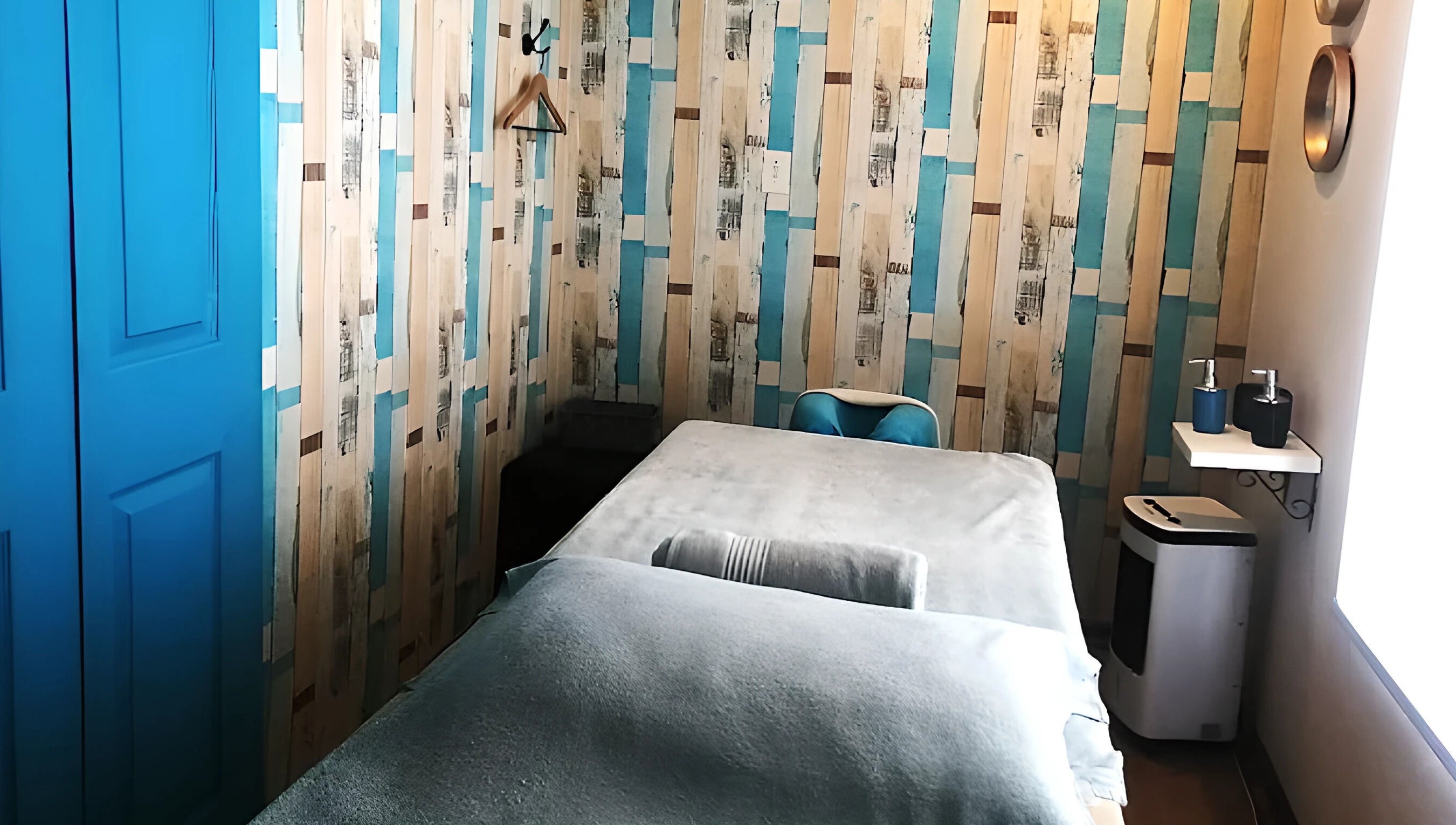 Cozy therapy room at Kahe Hands Wierdapark in Centurion, Gauteng, ZA with soothing decor and massage table.