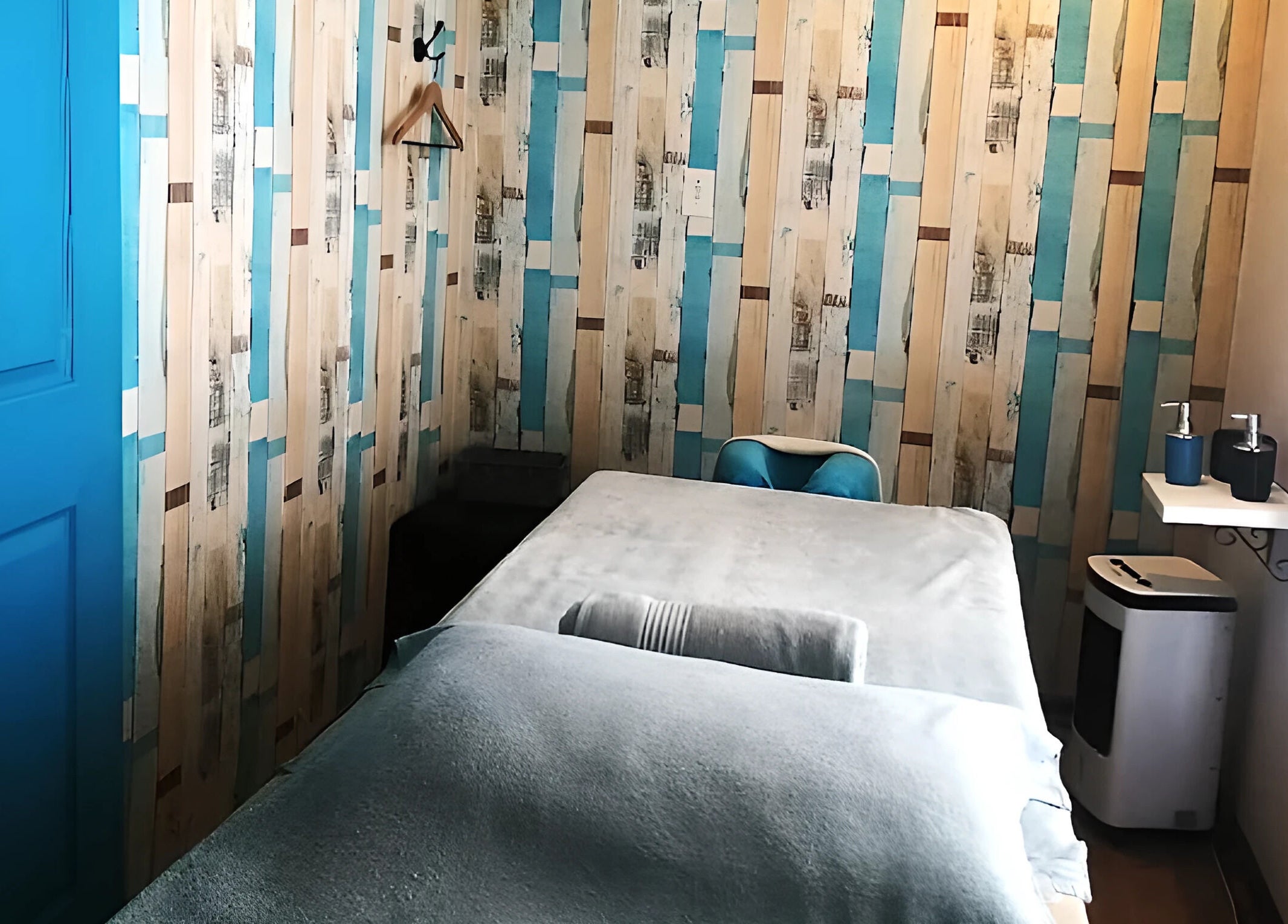 Cozy therapy room at Kahe Hands Wierdapark in Centurion, Gauteng, ZA with soothing decor and massage table.