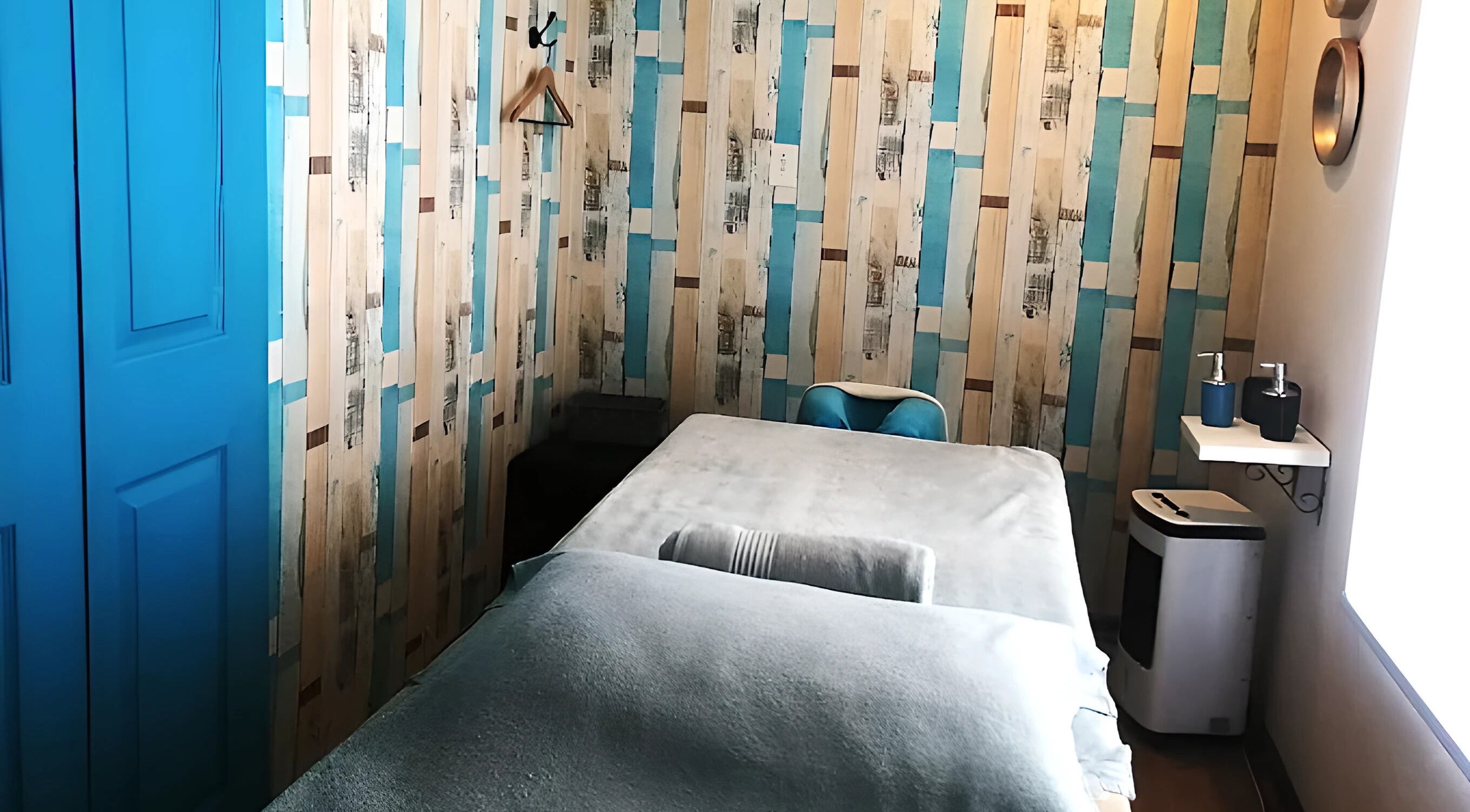 Cozy therapy room at Kahe Hands Wierdapark in Centurion, Gauteng, ZA with soothing decor and massage table.