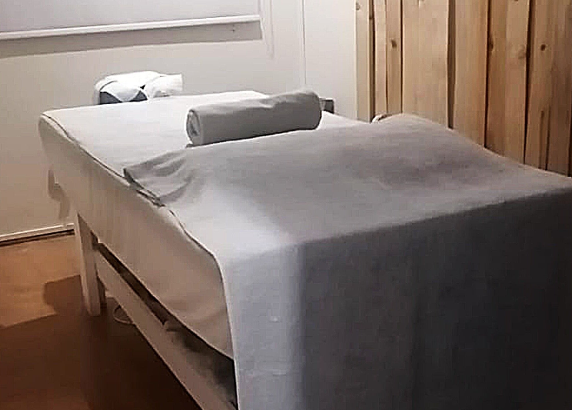 Massage bed in Kahe Hands Wierdapark, Centurion, Gauteng, ZA, inviting relaxation and wellness.