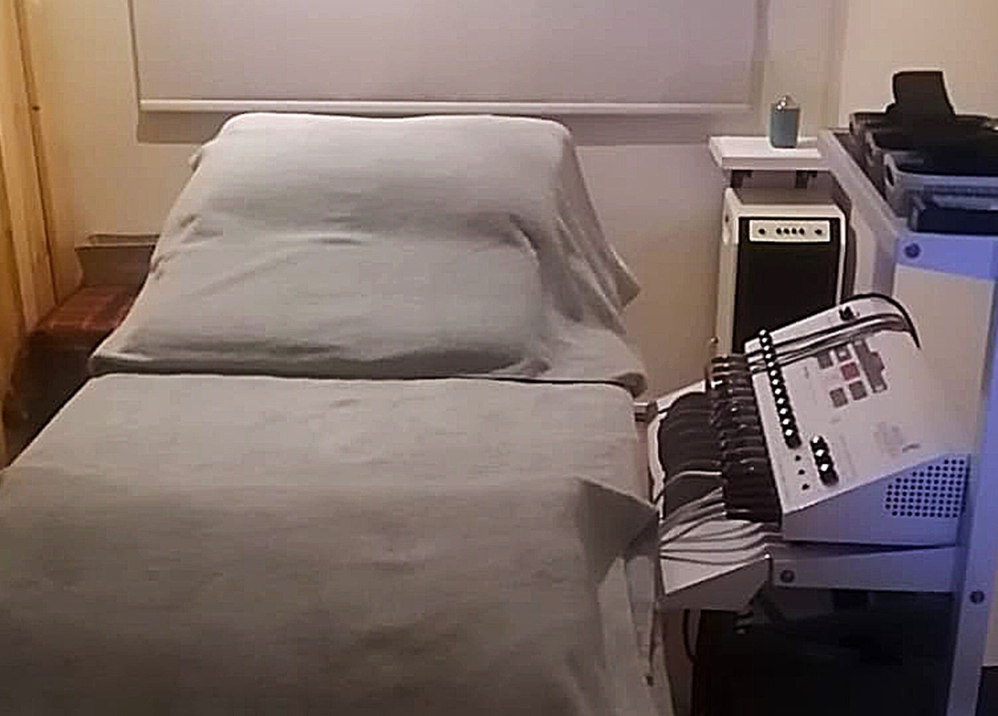Calm therapy room at Kahe Hands Wierdapark in Centurion, Gauteng, ZA featuring a massage bed and equipment.