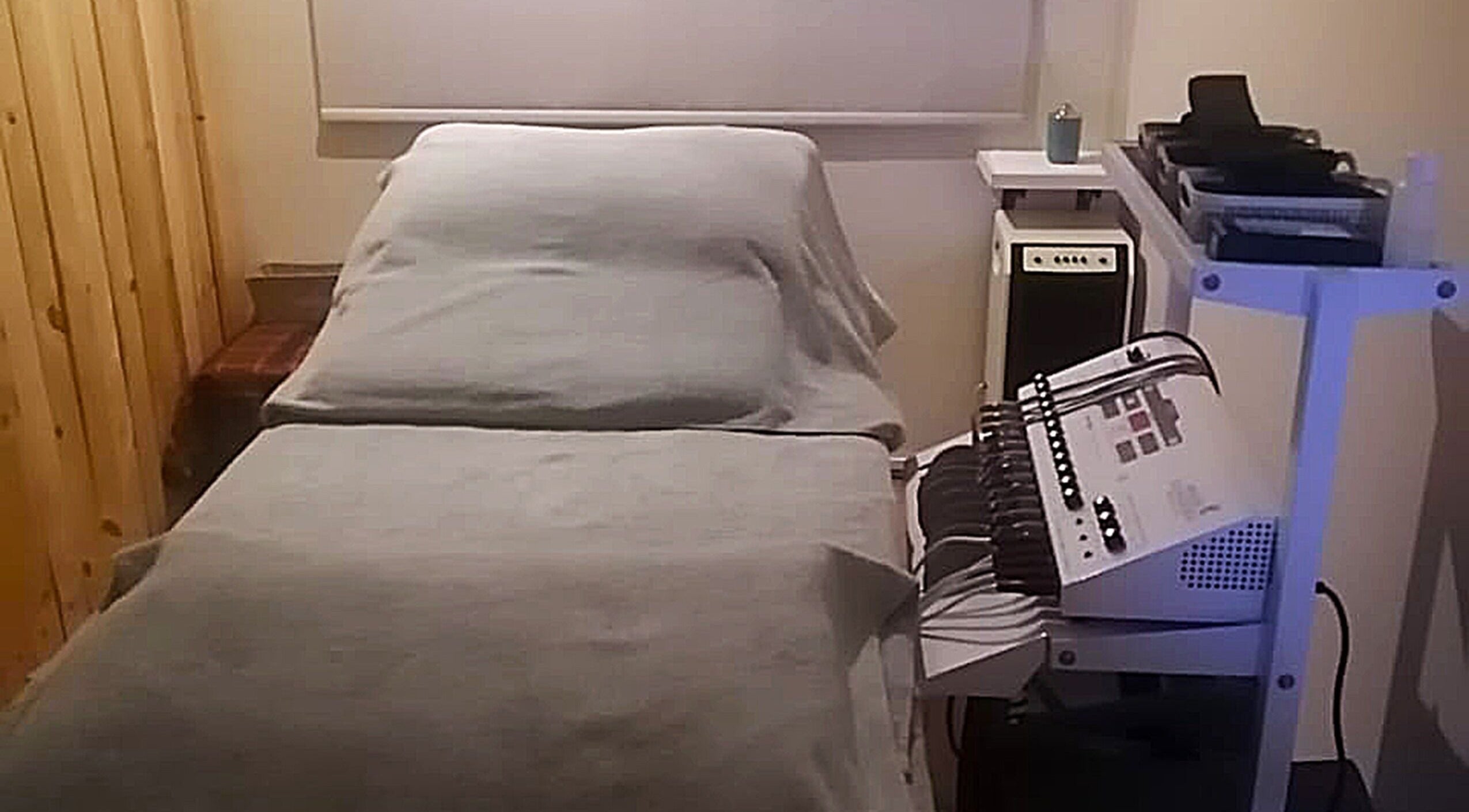 Calm therapy room at Kahe Hands Wierdapark in Centurion, Gauteng, ZA featuring a massage bed and equipment.