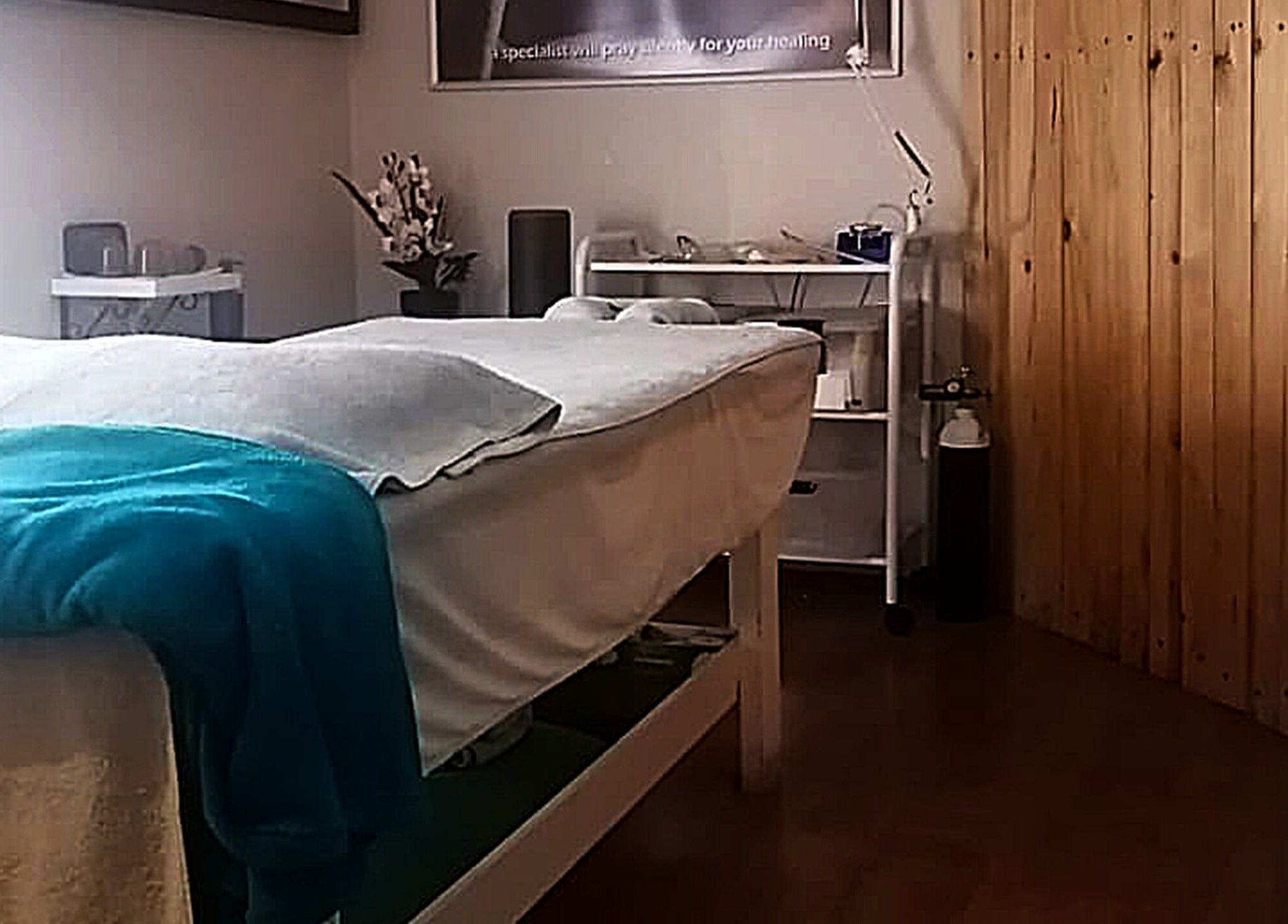 Relaxing spa room at Kahe Hands Wierdapark in Centurion, Gauteng, ZA with treatment table and soothing decor.