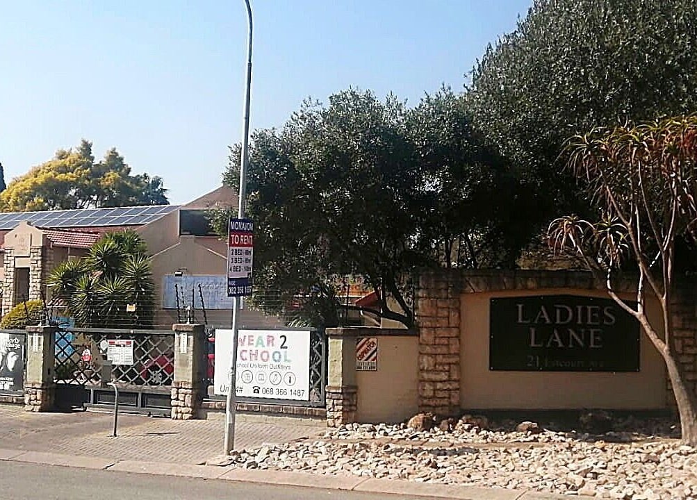 Entrance of Kahe Hands Wierdapark in Centurion, Gauteng, ZA, featuring a serene environment.