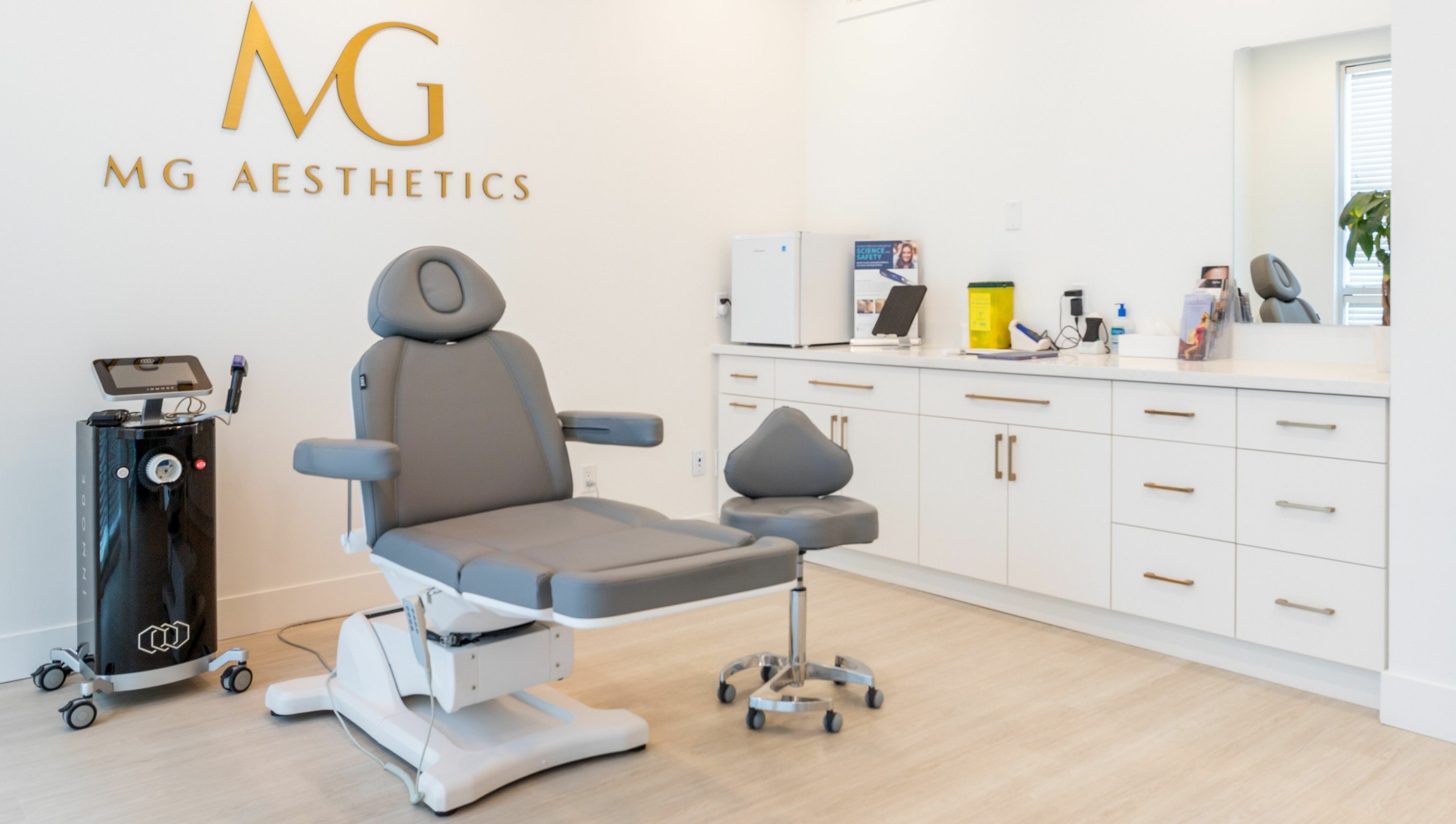 Calming treatment room at MG Aesthetics in Vaughan, Ontario, CA showcasing modern equipment and serene décor.