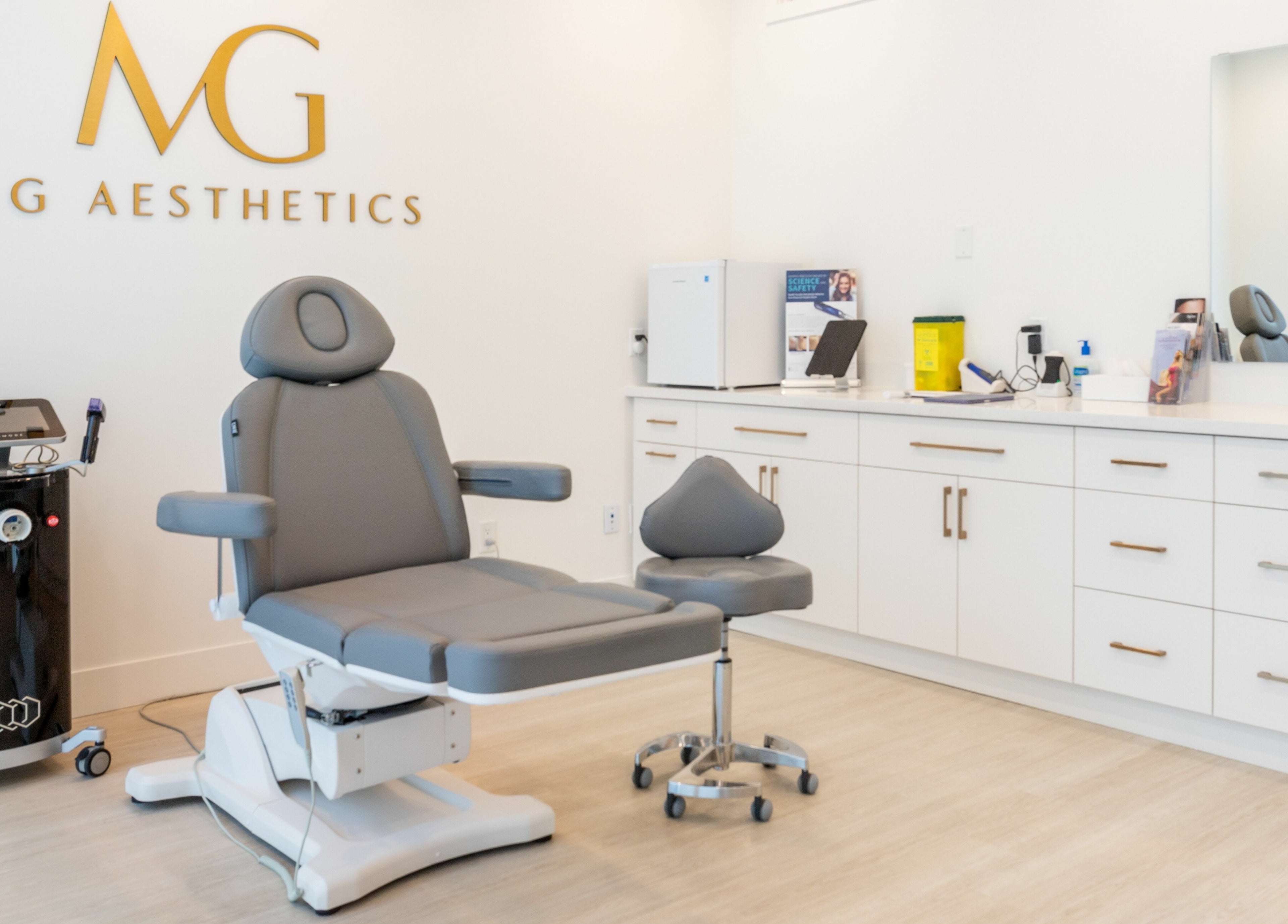 Calming treatment room at MG Aesthetics in Vaughan, Ontario, CA showcasing modern equipment and serene décor.