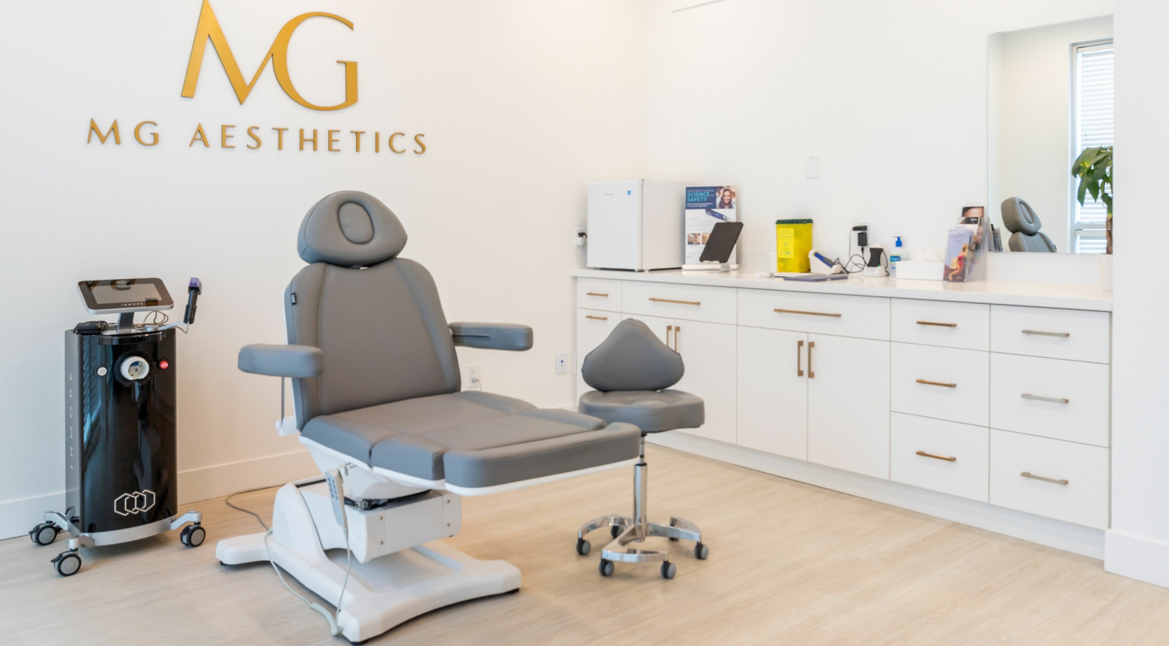 Calming treatment room at MG Aesthetics in Vaughan, Ontario, CA showcasing modern equipment and serene décor.