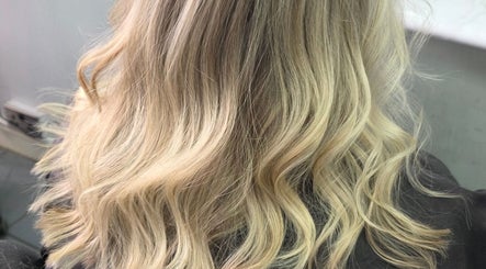 Blonde wavy hairstyle at Kym Bongartz Hair in Edinburgh, Scotland, GB. Perfect for modern elegance.