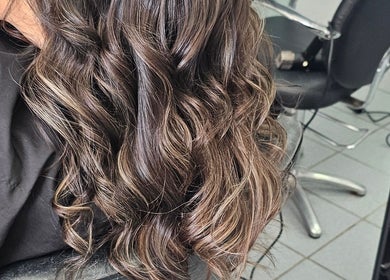 Elegant wavy hairstyle at Kym Bongartz Hair, Edinburgh, Scotland, GB.