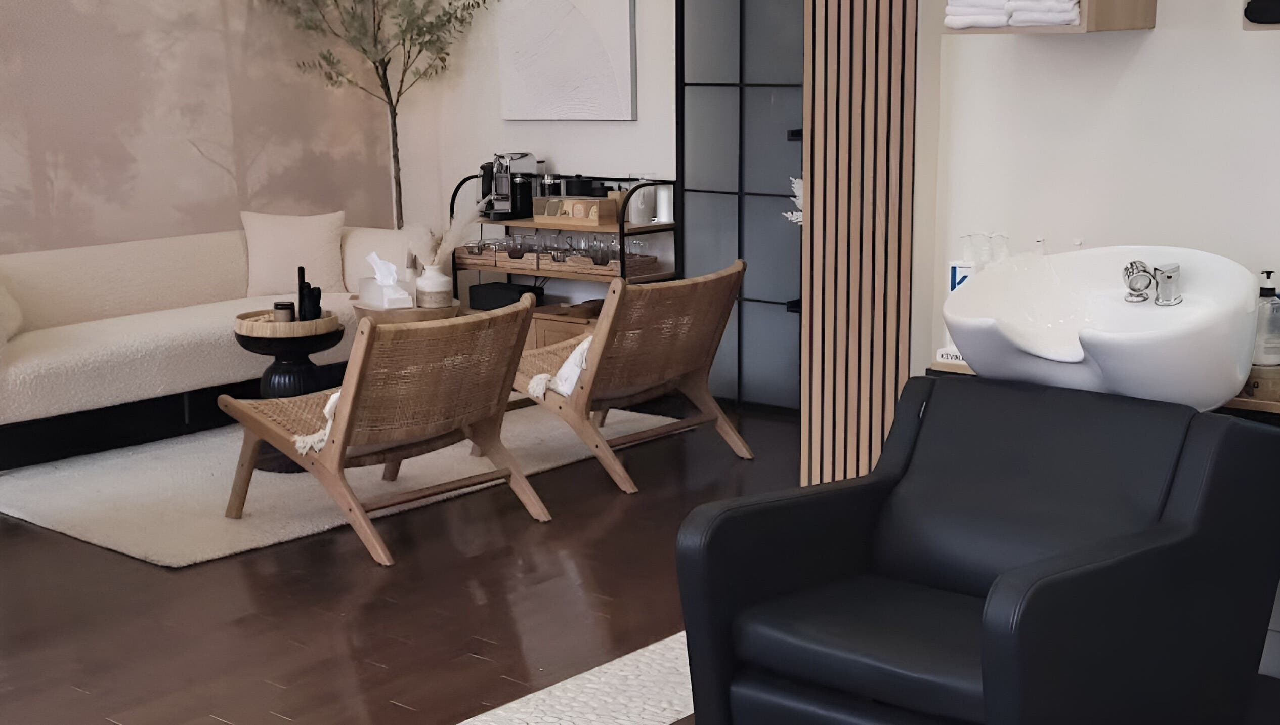 Espace détente moderne chez Sarah Lespérance à Montréal, Québec, CA, avec fauteuils confortables et lavabo élégant.