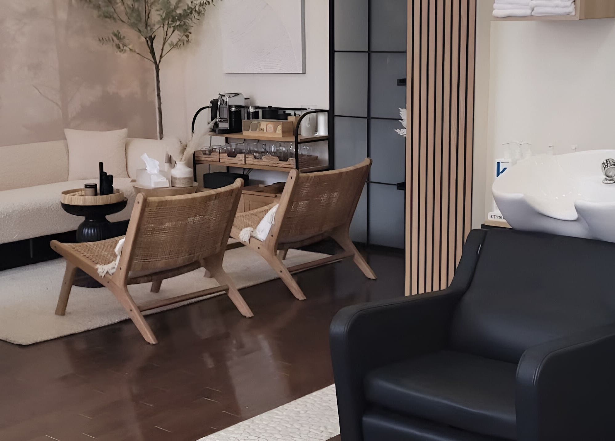 Espace détente moderne chez Sarah Lespérance à Montréal, Québec, CA, avec fauteuils confortables et lavabo élégant.